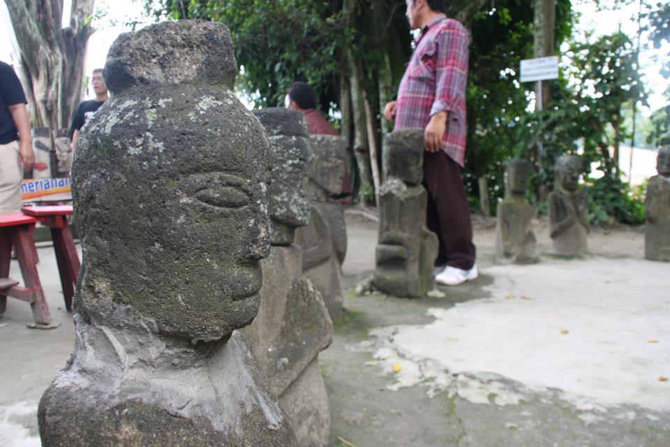 Patung-patung sejarah yang masih berdiri di sekitaran Makam Raja Sidabutar di Tomok juga memberi daya tarik kepada setiap pengunjung