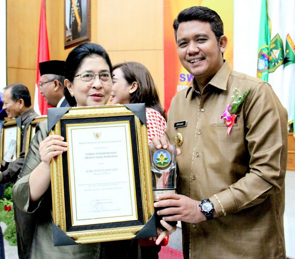 Bupati Bintan Apri Sujadi memegang piala dan piagam yang diserahkan Menkes Nila F Moeloek, di Kantor Kemendagri, Jakarta