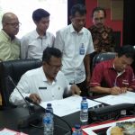 Penandatangan kesepakatan aset tanah oleh Sekdako Pinang Riono dan pihak Umrah