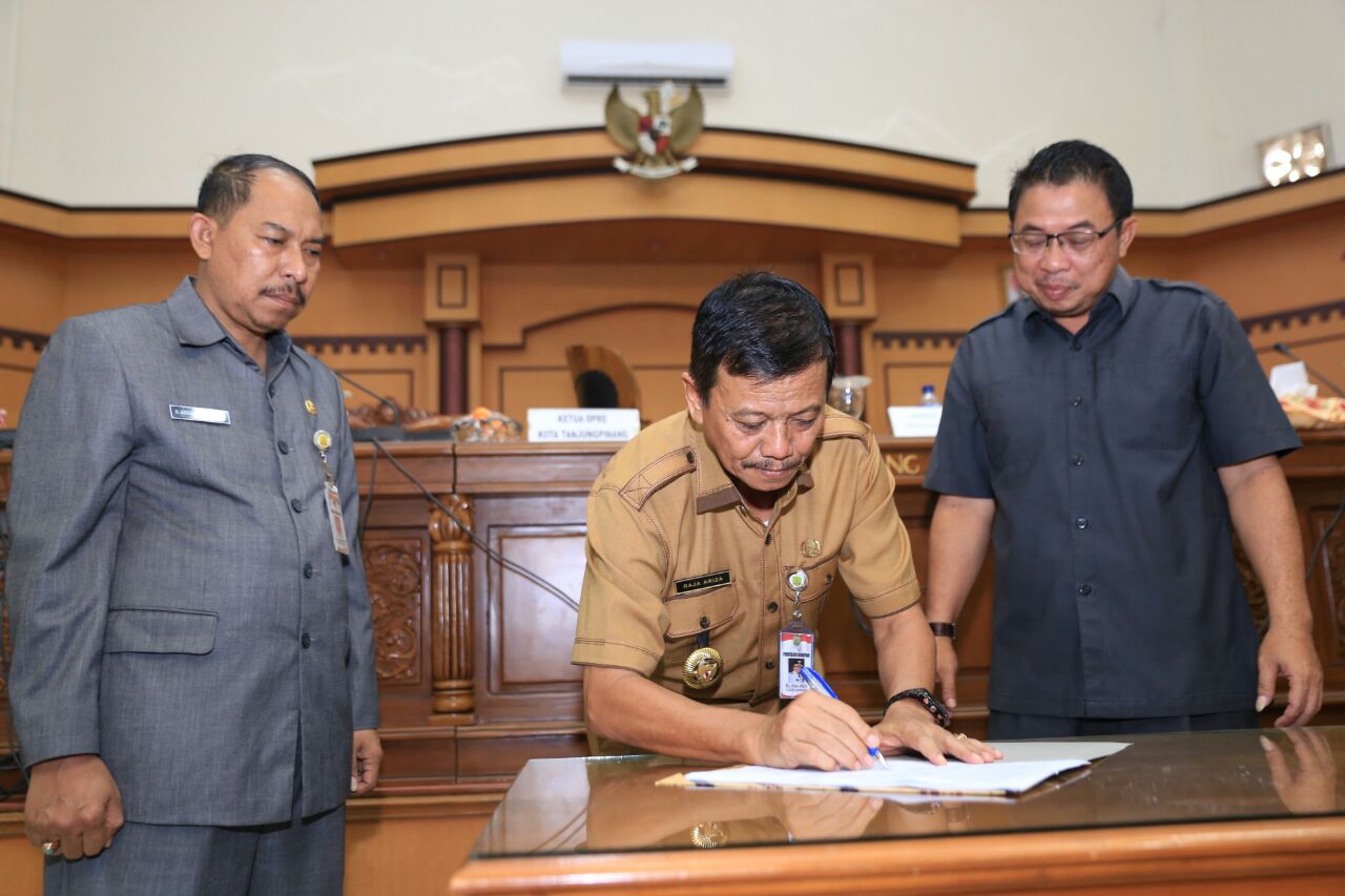 Pj Wali Kota Tanjungpinang, Raja Ariza menandatangani ranperda menjadi perda kota Tanjungpinang