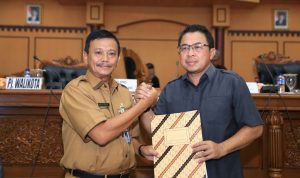 IMG-20180326-WA0012 Ketua DPRD Tanjungpinang dan Pj Wali Kota Tanjungpinang salam komando setelah menyetujui 9 ranperda menjadi perda