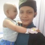 Rozali saat mengunjungi pasien anak bayi yang mereka bantu dalam pengurusan berobat