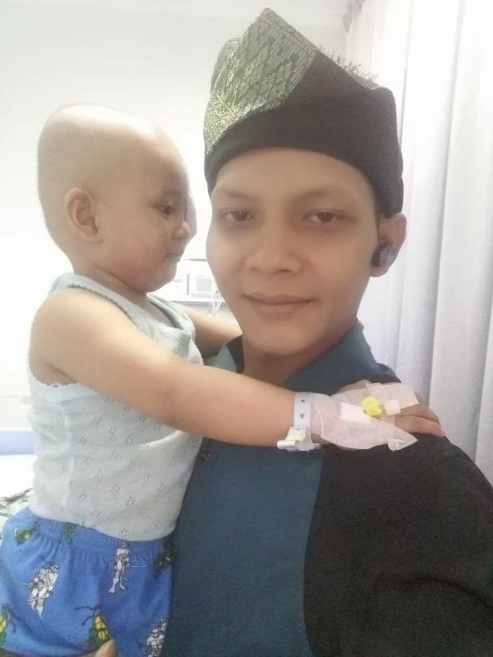 Rozali saat mengunjungi pasien anak bayi yang mereka bantu dalam pengurusan berobat