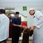 Gubernur Kepri menyapa anak kecil setelah selesai ssalat subuh