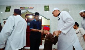 Gubernur Kepri menyapa anak kecil setelah selesai ssalat subuh