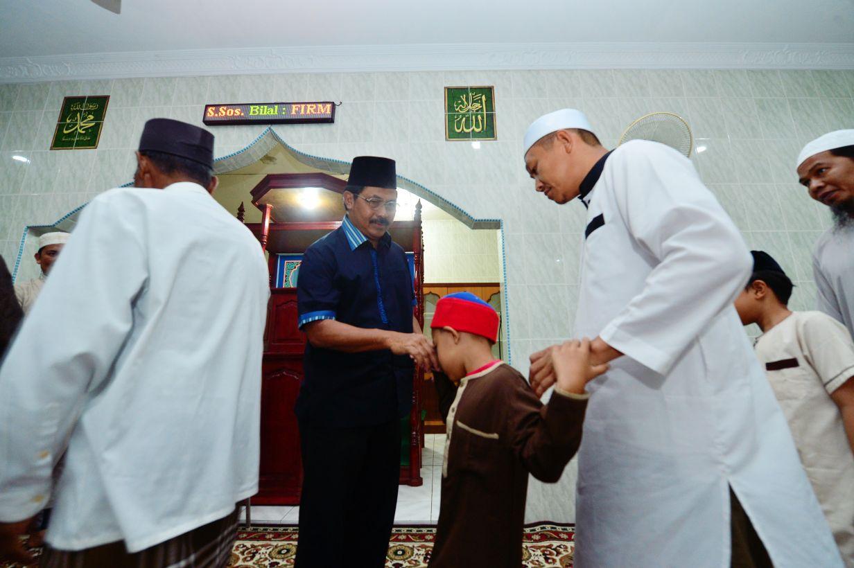 Gubernur Kepri menyapa anak kecil setelah selesai ssalat subuh