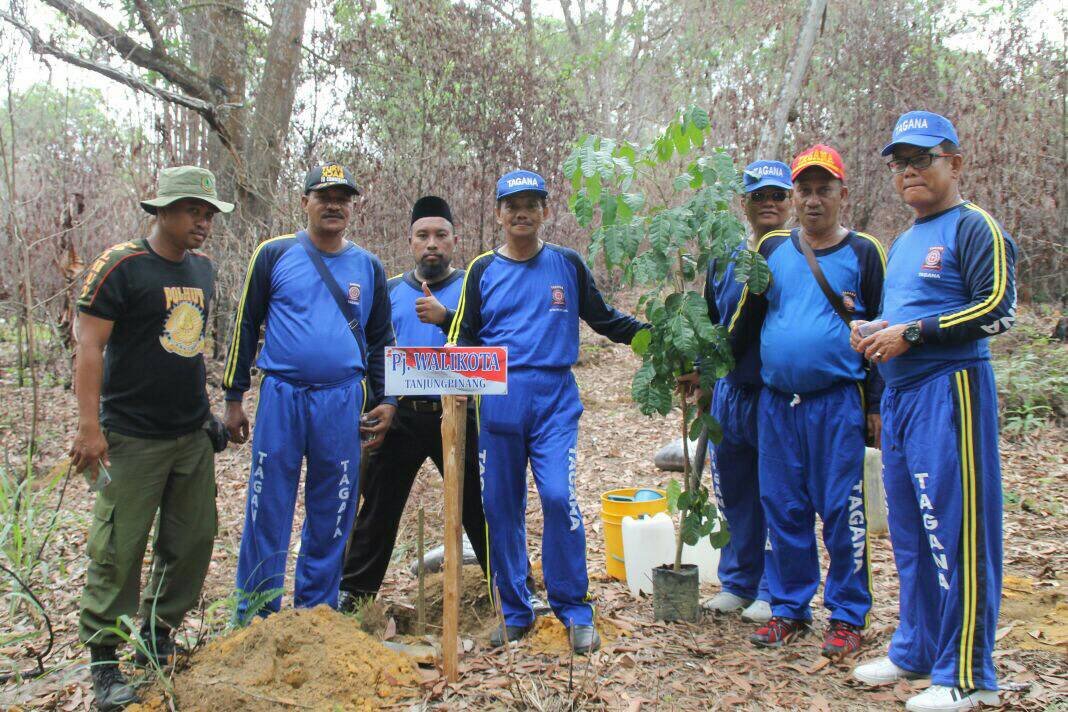 Penjabat Wali Kota Tanjungpinang, Raja Ariza melakukan penanaman pohon di Hutan Lindung bersama TAGANA Tanjungpinang