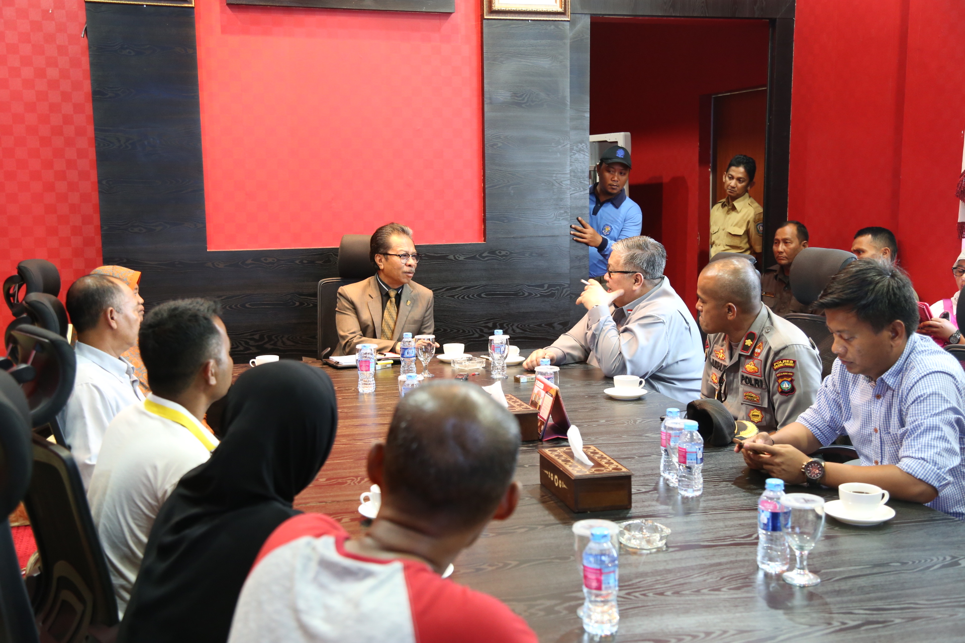 Ketua DPRD Kepri Jumaga Nadeak dan Wakil Ketua DPRD Kepri Amir Hakim Siregar saat menerima warga Dompak yang menyampaikan aspirasi di Kantor DPRD Kepri