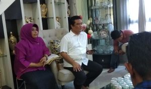 Rahma bersama suaminya Agung saat menggelar konferensi pers