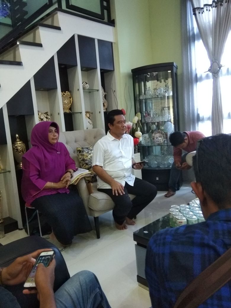 Rahma bersama suaminya Agung saat menggelar konferensi pers