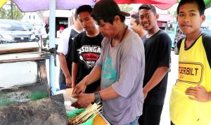 Salah satu pedagang sate yang mengaku mendapatkan hasil penjualan lebih saat Pelaksanaan Pawai Ta'aruf Musabaqah Tilawatil Quran (MTQ) ke-VIII