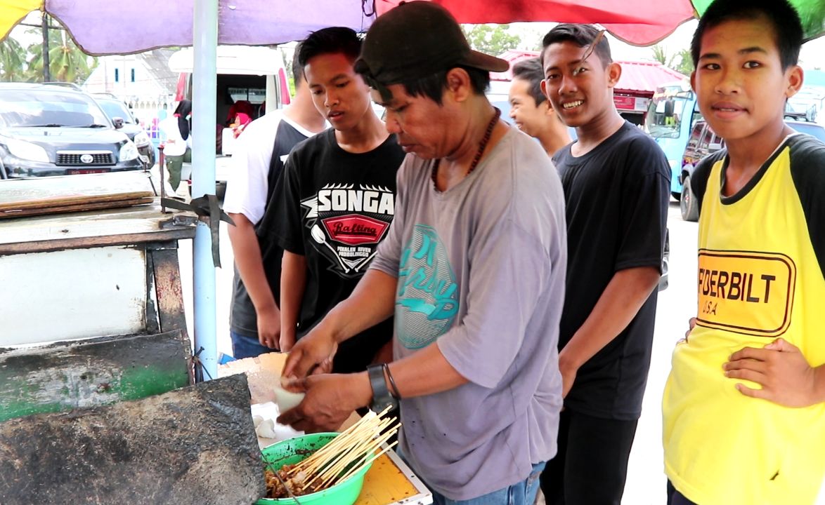 Salah satu pedagang sate yang mengaku mendapatkan hasil penjualan lebih saat Pelaksanaan Pawai Ta'aruf Musabaqah Tilawatil Quran (MTQ) ke-VIII
