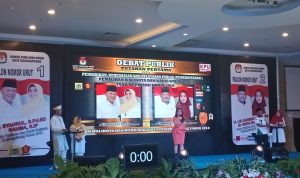 6c5efa70-20b7-401a-9208-eaa6b536260f Pasangan Syahrul-Rahma saat mengikuti debat pertama yang digelar KPU Tanjungpinang di Hotel CK, Minggu (22/4)