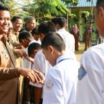 Bupati Bintan memberi semangat kepada pelajar SLTP di Bintan yang sedang mengikuti UN