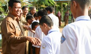 74b50e0b-b9ba-4810-b918-fe2c518424be Bupati Bintan memberi semangat kepada pelajar SLTP di Bintan yang sedang mengikuti UN