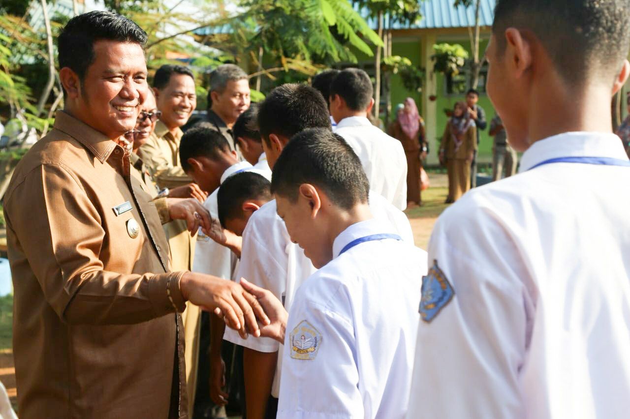 Bupati Bintan memberi semangat kepada pelajar SLTP di Bintan yang sedang mengikuti UN