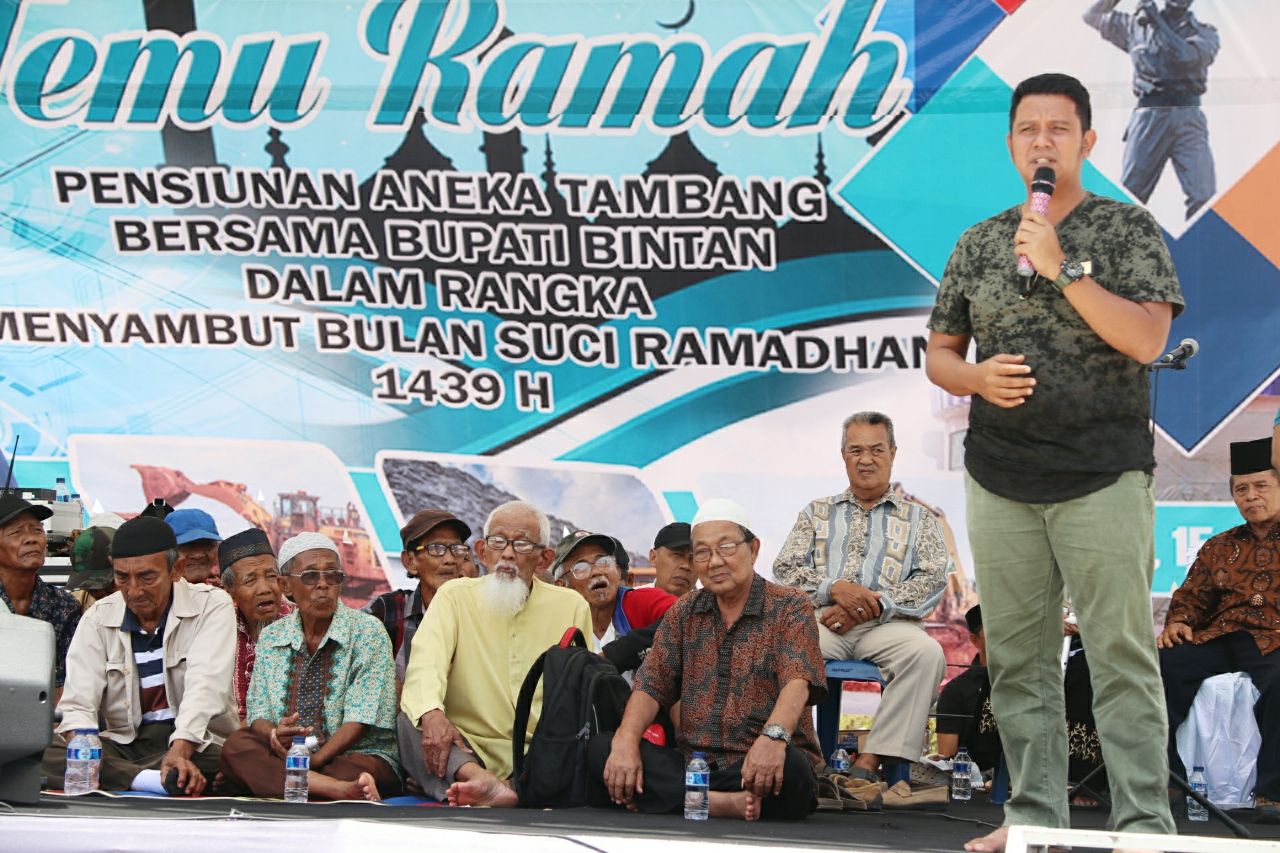 Bupati Bintan Apri Sujadi bersama pensiunan PT Antam