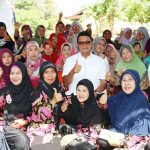Bupati Bintan Apri Sujadi foto bersama dengan sejumlah lansia di Bintan