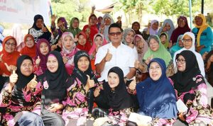 921f693d-5693-460b-95c8-b5520a24b255 Bupati Bintan Apri Sujadi foto bersama dengan sejumlah lansia di Bintan