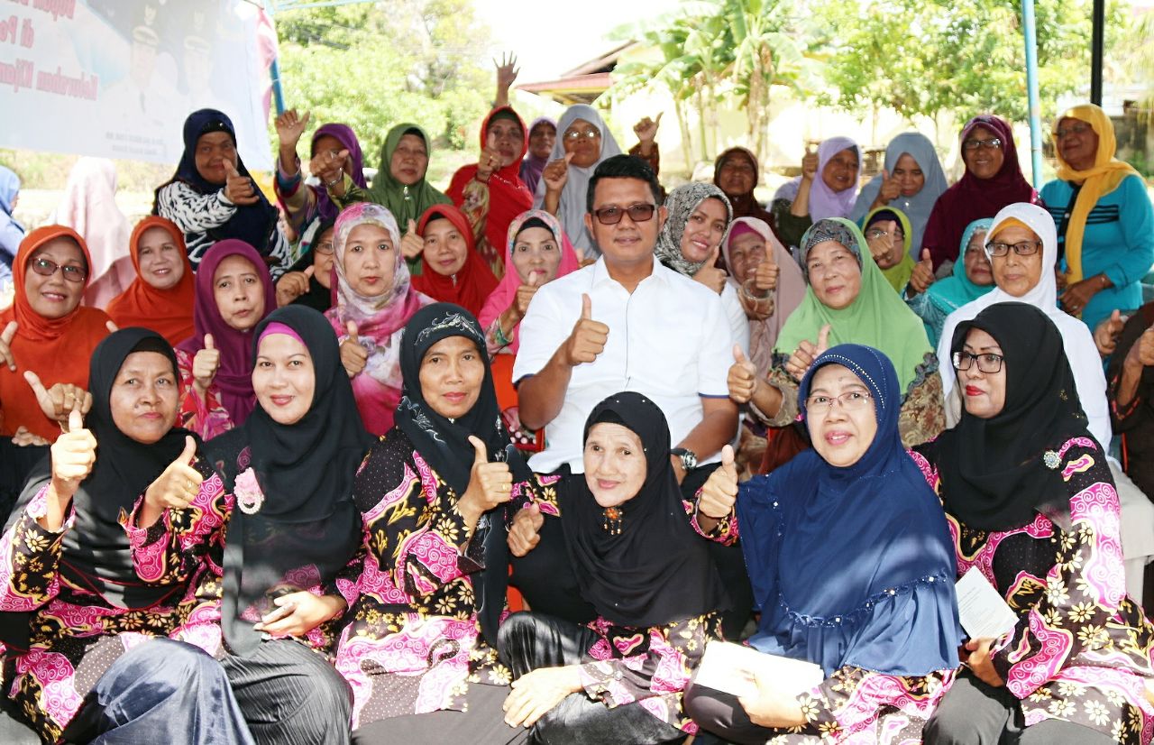 Bupati Bintan Apri Sujadi foto bersama dengan sejumlah lansia di Bintan