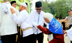 IMG-20180410-WA0007 Bupati Bintan saat bersama salah satu warga Bintan yang sudah memasuki lansia