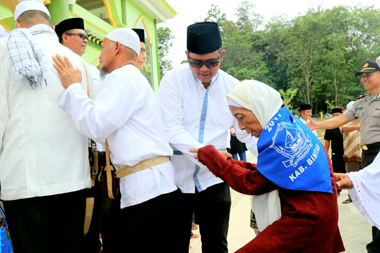 Bupati Bintan saat bersama salah satu warga Bintan yang sudah memasuki lansia