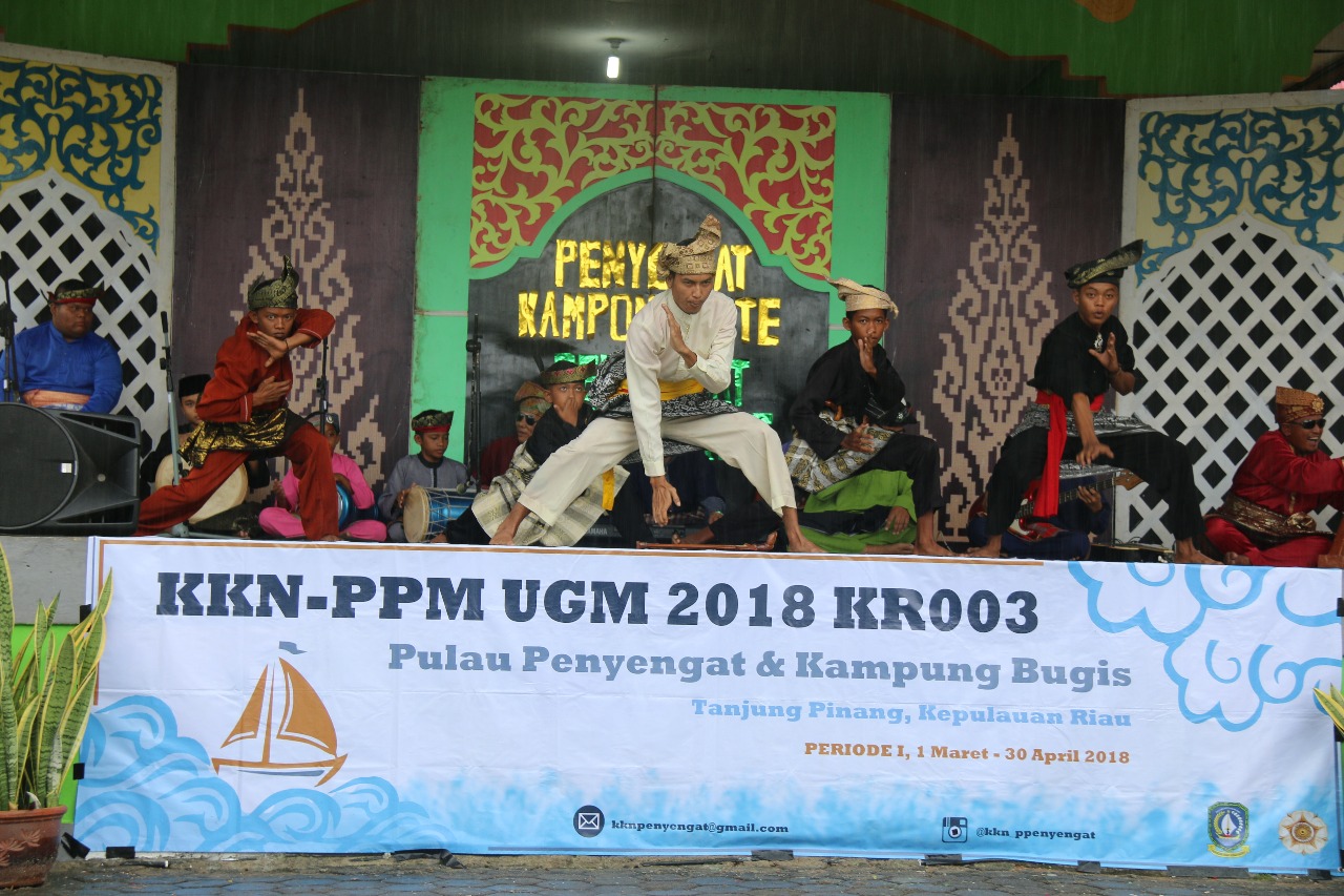 atraksi seni tari yang diperlihatkan mahasiswa UGM di Penyengat