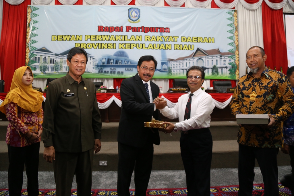 Ketua DPRD Kepri Jumaga Nadeak menerima LKPS 2017 Gubernur Kepri dalam rapat paripurna