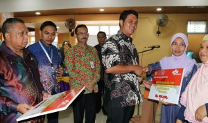 WhatsApp Image 2018-04-01 at 09.57.28 (1) Bupati Bintan saat menyerahkan bantuan sosial kepada warga Bintan