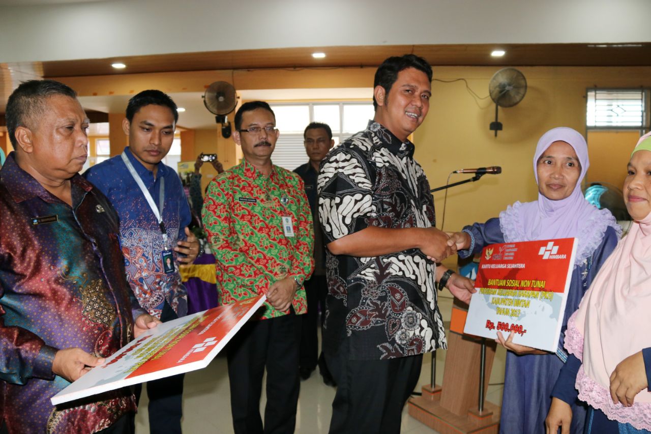 Bupati Bintan saat menyerahkan bantuan sosial kepada warga Bintan