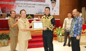 WhatsApp Image 2018-04-02 at 13.22.27 Bupati Bintan, H Apri Sujadi menerima penghargaan tata pemerintahan dari Direktur IPDN Kampus Sumatera Barat DR. H. Abdul Malik, MM