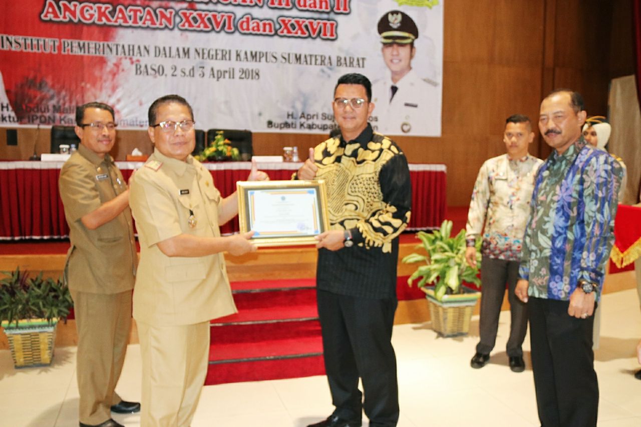 Bupati Bintan, H Apri Sujadi menerima penghargaan tata pemerintahan dari Direktur IPDN Kampus Sumatera Barat DR. H. Abdul Malik, MM