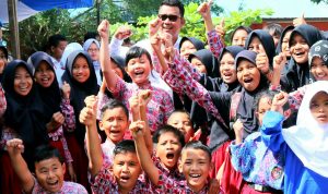 WhatsApp Image 2018-04-03 at 10.50.11 Bupati Bintan saat foto bersama dengan pelajar Bintan