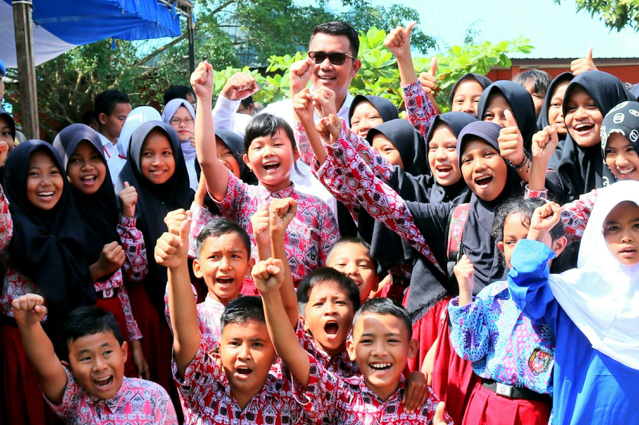 Bupati Bintan saat foto bersama dengan pelajar Bintan
