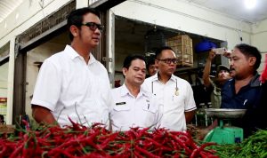 WhatsApp Image 2018-04-04 at 15.18.36 Bupati Bintan Apri Sujadi saat memantau harga sembako di pasar
