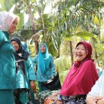 Ketua TP PKK Kabupaten Bintan Ibu Hj Deby Maryanti saat memberi motivasi kepada Ibu-Ibu di salah satu desa di Bintan