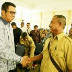 Bupati Bintan saat menyapa salah satu perangkat desa