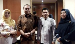 Muhamad Zaini Komisioner Panwaslu Kota Tanjungpinang bersama Rosnawati Komisioner Bawaslu Kepri (Hijab Hitam), Mohammad Afifuddin Komisioner Bawaslu RI (Batik coklat) dan Staf Saat Worshop IKP Bawaslu RI Tahun 2018 di Jakarta beberapa waktu lalu