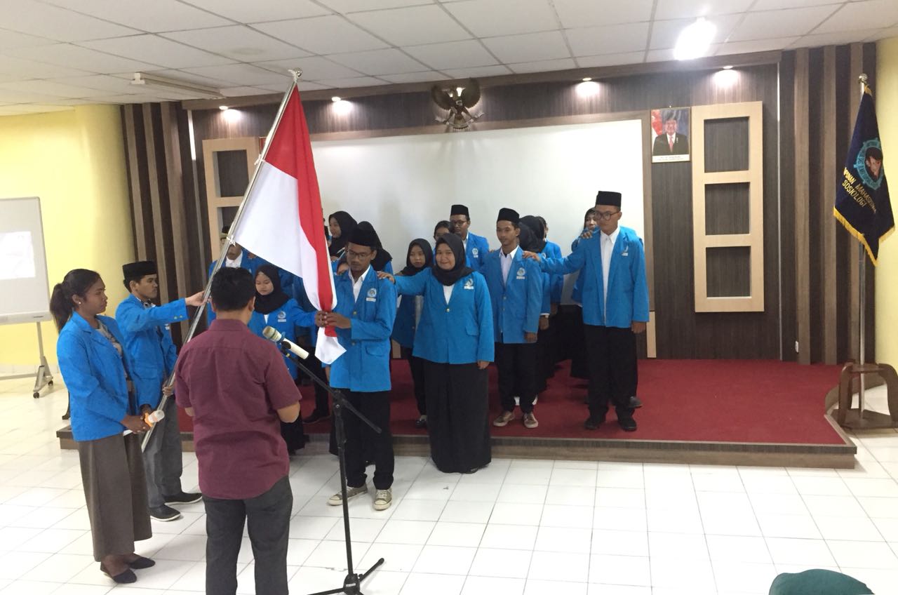 Pelantikan 25 Pengurus HIMSOS UMRAH oleh Dekan FISIP UMRAH Bismar Arianto