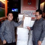 Ketua KPU Tanjungpinang, Roby Patria bersama Kordiv.Pencegahan dan Hubungan Antar Lembaga Panwaslu Tanjungpinang, Muhamad Zaini saat menunjukkan bahan kampanye pasangan calon wali kota Tanjungpinang