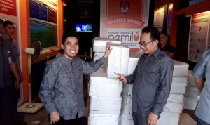 WhatsApp Image 2018-04-11 at 14.51.36 Ketua KPU Tanjungpinang, Roby Patria bersama Kordiv.Pencegahan dan Hubungan Antar Lembaga Panwaslu Tanjungpinang, Muhamad Zaini saat menunjukkan bahan kampanye pasangan calon wali kota Tanjungpinang