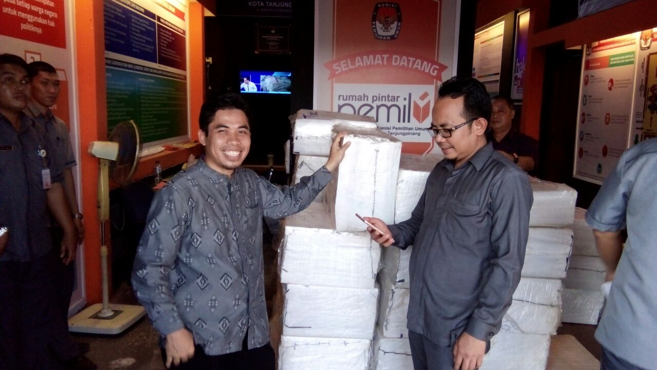 Ketua KPU Tanjungpinang, Roby Patria bersama Kordiv.Pencegahan dan Hubungan Antar Lembaga Panwaslu Tanjungpinang, Muhamad Zaini saat menunjukkan bahan kampanye pasangan calon wali kota Tanjungpinang