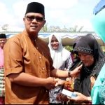 Bupati Bintan, Apri Sujadi memberikan bantuan sosial kepada salah satu ibu rumah tangga di Bintan