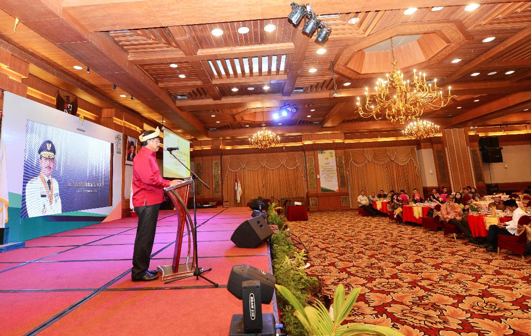 Nurdin saat memberi sambutan Pelantikan dan Pengukuhan Himpunan Pengusaha Muda Indonesia (HIPMI) Provinsi Kepulauan Riau masa bakti 2018-2021, di Planet Holiday Hotel, Selasa (17/4) malam.