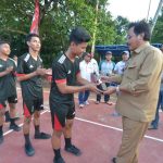 Gubernur Kepri memberikan piala kepada tim juara sepak takraw