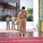 Wakil Gubernur Kepri mengeluarkan air mata ketika menyanyikan lagu Ayah saat memimpin apel pagi di Dompak