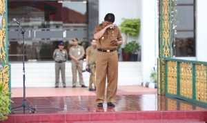 Wakil Gubernur Kepri mengeluarkan air mata ketika menyanyikan lagu Ayah saat memimpin apel pagi di Dompak