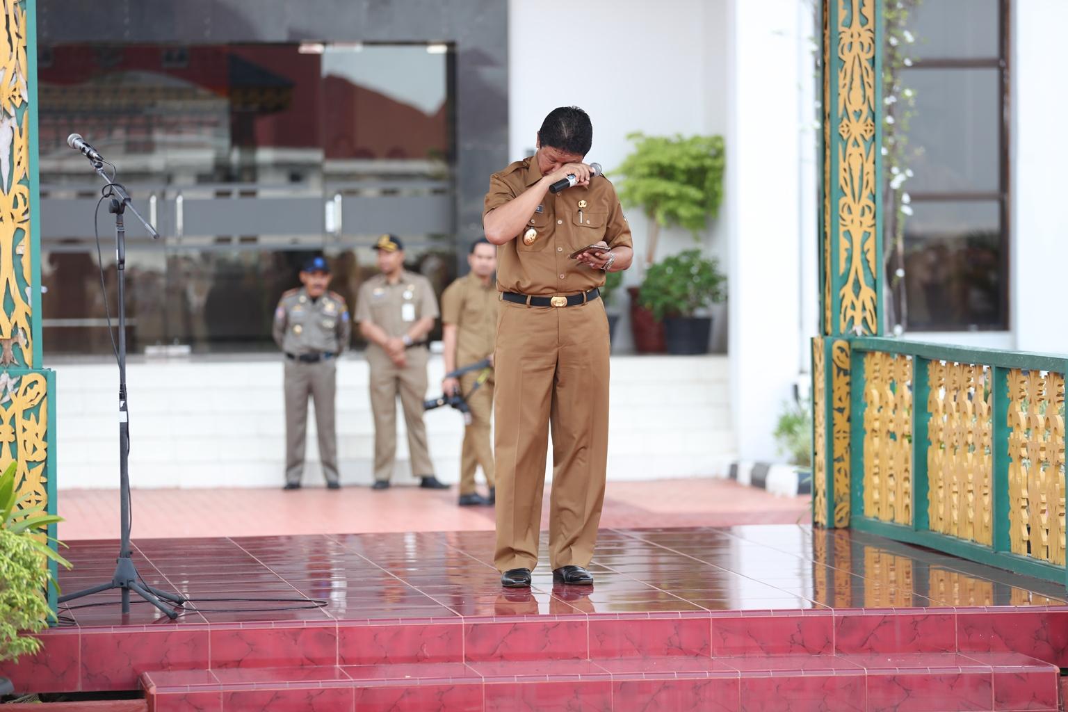 Wakil Gubernur Kepri mengeluarkan air mata ketika menyanyikan lagu Ayah saat memimpin apel pagi di Dompak