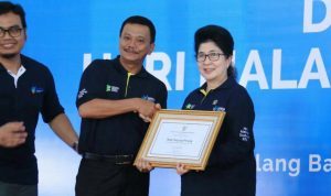 Penjabat Walikota Tanjungpinang, Raja Ariza menerima penghargaan Capaian Kinerja Imunisasi terbaik se-Indonesia selama 2015-2017 dari Menteri Kesehatan RI, Nila F Moeloek di Gedung Shohibul Barokah, Kabupaten Pandeglang, Provinsi Banten, Minggu (29/4).