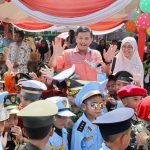 1525520235296 Penjabat Wali Kota Tanjungpinang, Raja Ariza saat menghadiri pawai anak paud dan TK